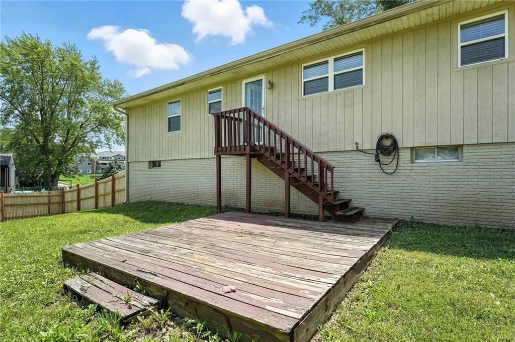 Photo 23 of 30 - 17824 Greentree Avenue