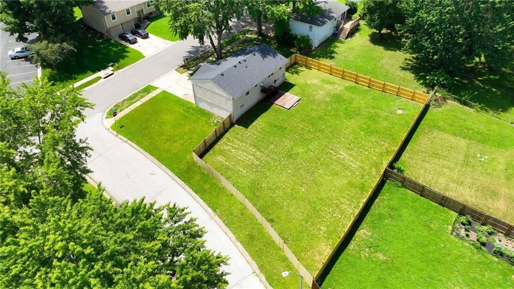 Photo 26 of 30 - 17824 Greentree Avenue