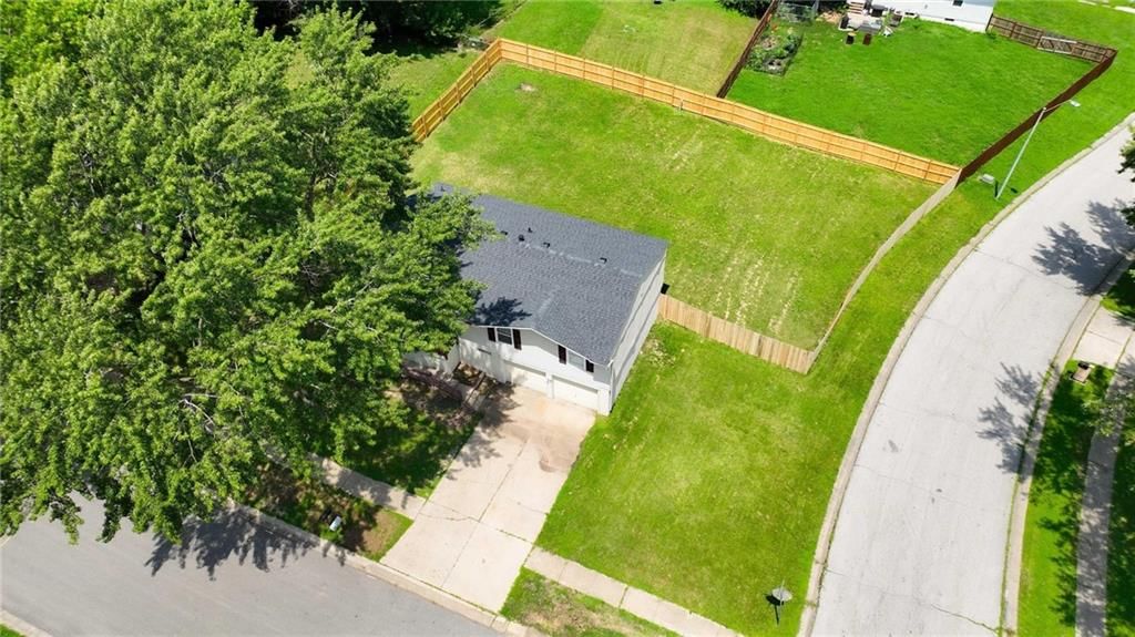 Photo 27 of 30 - 17824 Greentree Avenue