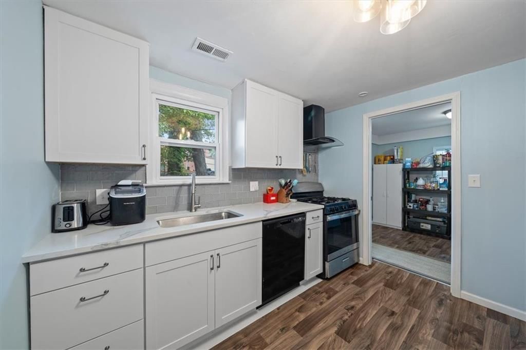 210 E Martin Street — photo 15
