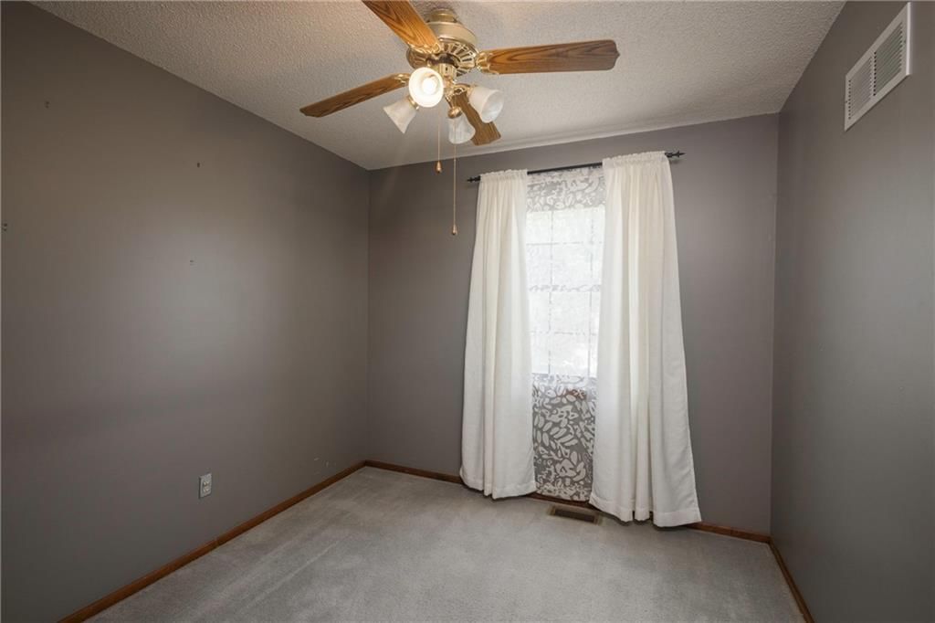 Photo 10 of 32 - 408 SE Bristol Drive