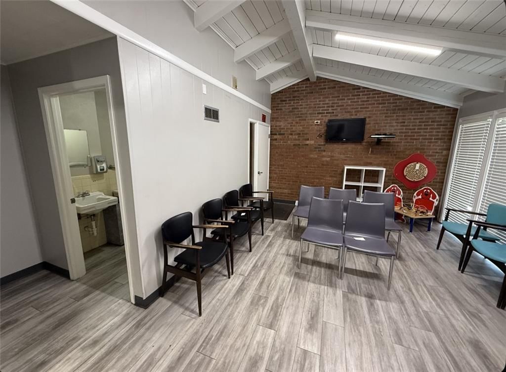 Photo 5 of 26 - 802 E Walnut Street