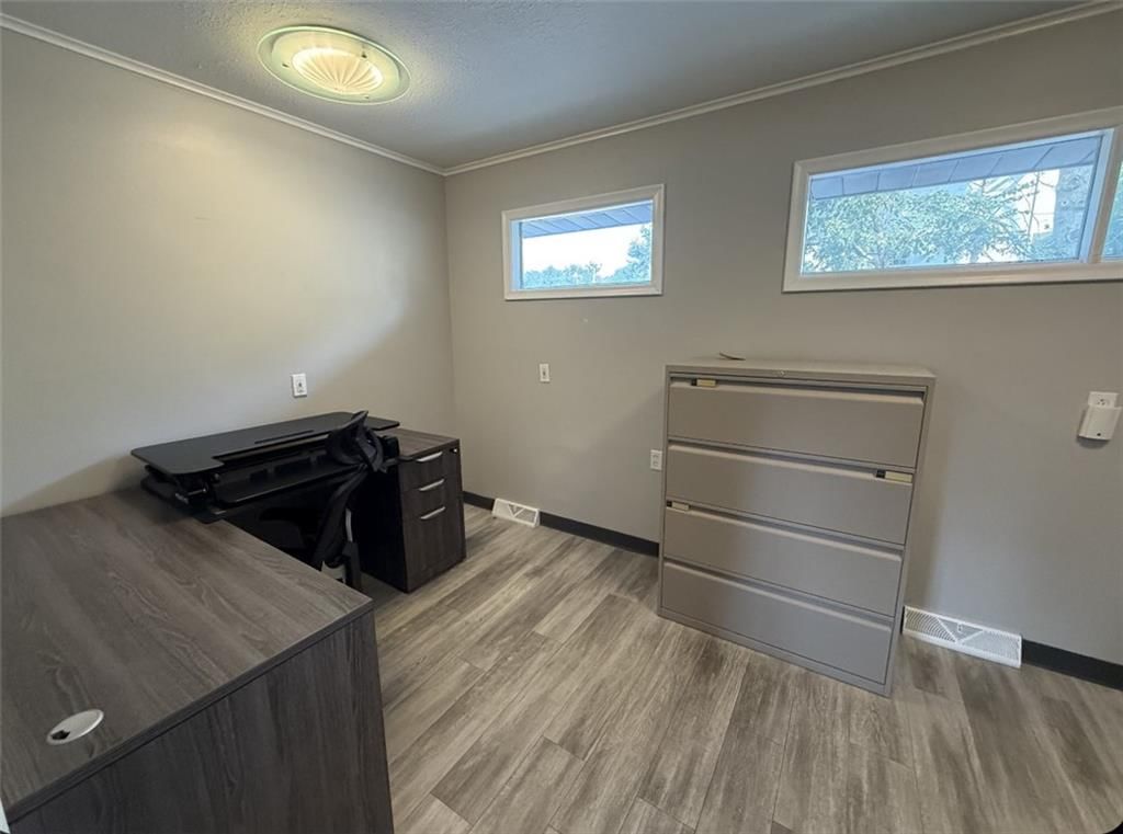 Photo 8 of 26 - 802 E Walnut Street