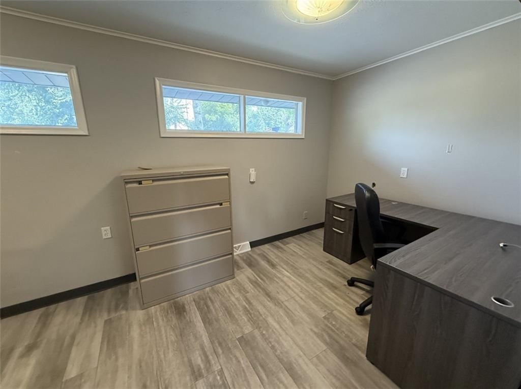 Photo 9 of 26 - 802 E Walnut Street