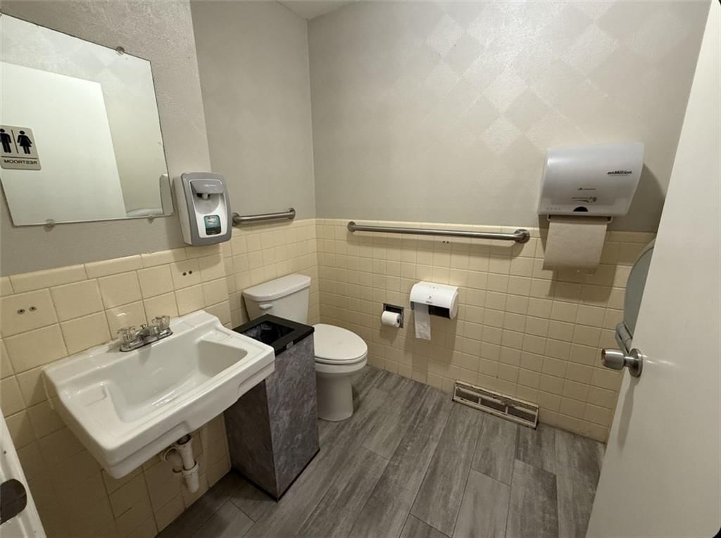 Photo 12 of 26 - 802 E Walnut Street