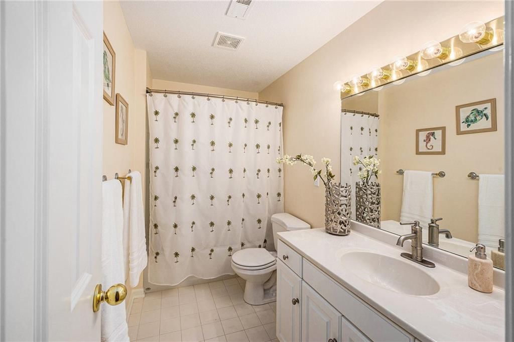 Photo 21 of 31 - 5216 W 122nd Street