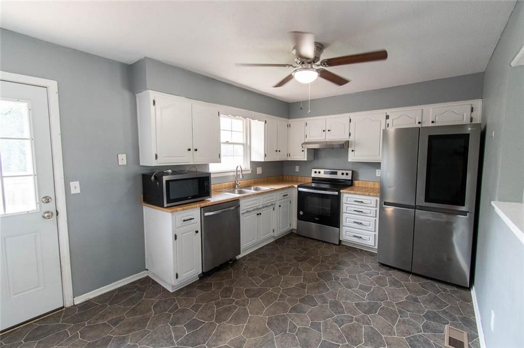 Photo 9 of 26 - 16400 W 123rd Street