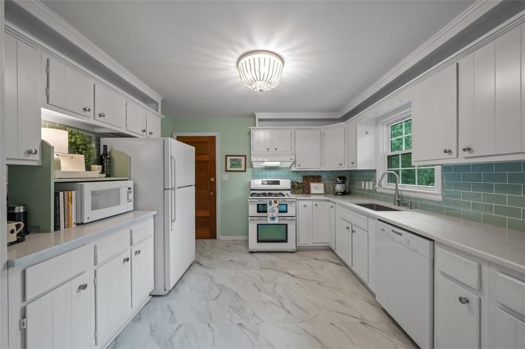 Photo 10 of 27 - 5207 W 76th Street