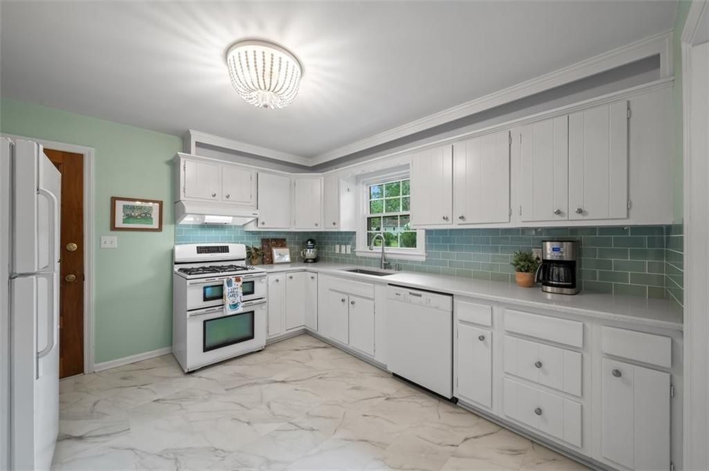 Photo 11 of 27 - 5207 W 76th Street
