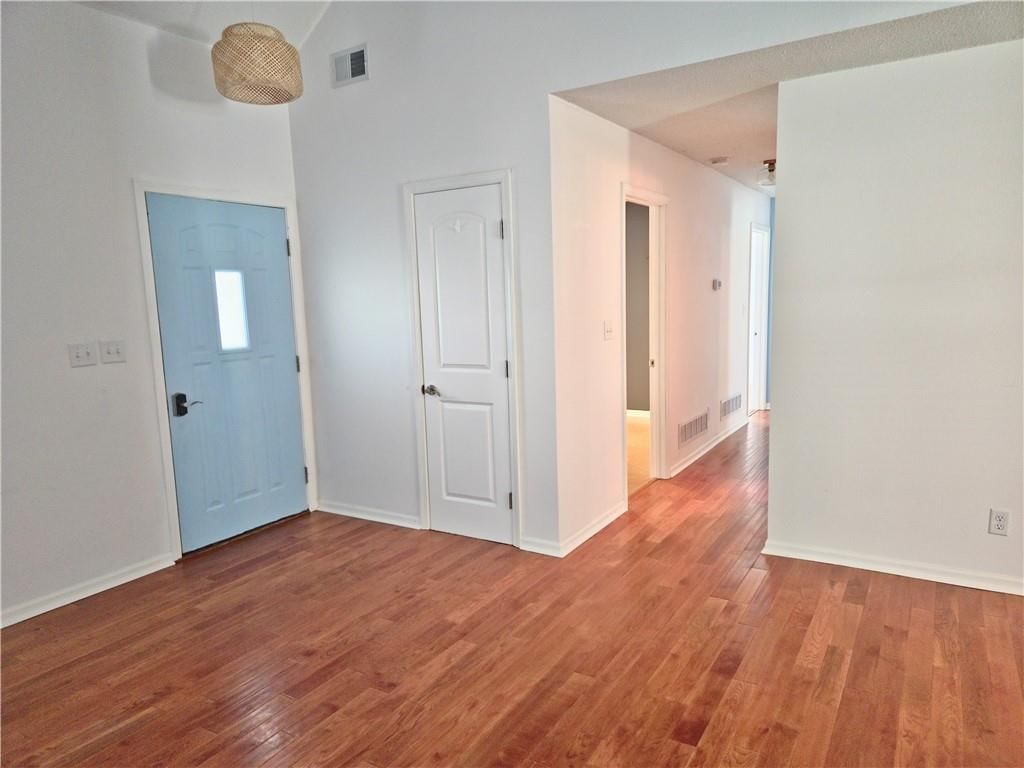Photo 9 of 31 - 209 S KENTUCKY Street