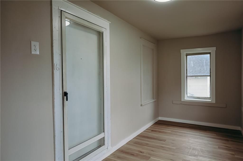 Photo 5 of 22 - 16 E Hyde Park Avenue