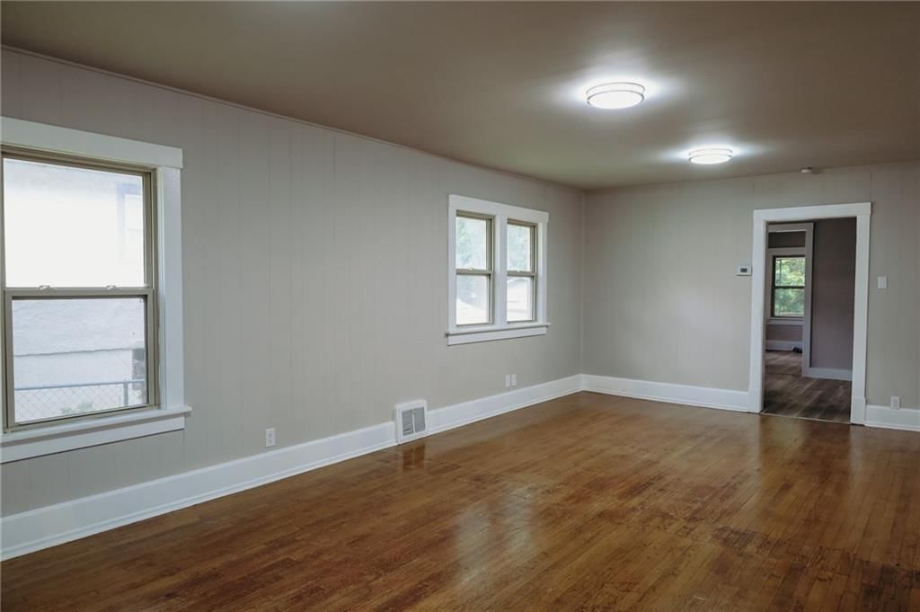 Photo 6 of 22 - 16 E Hyde Park Avenue