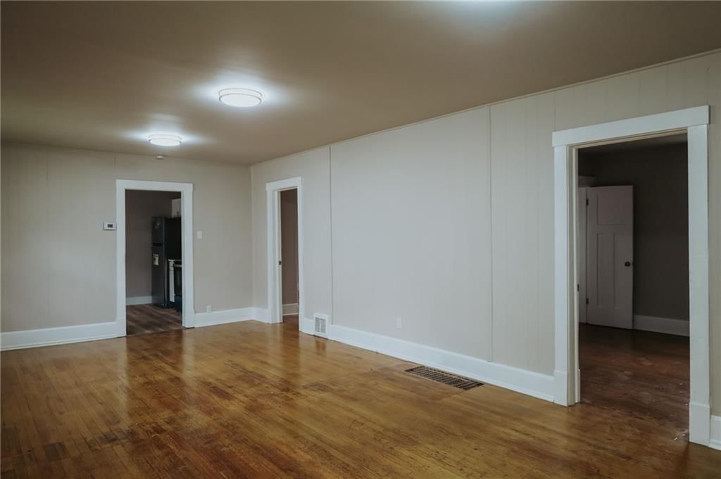 Photo 7 of 22 - 16 E Hyde Park Avenue