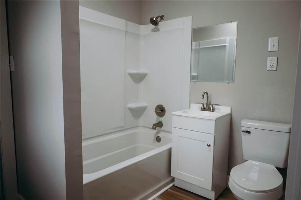 Photo 17 of 22 - 16 E Hyde Park Avenue
