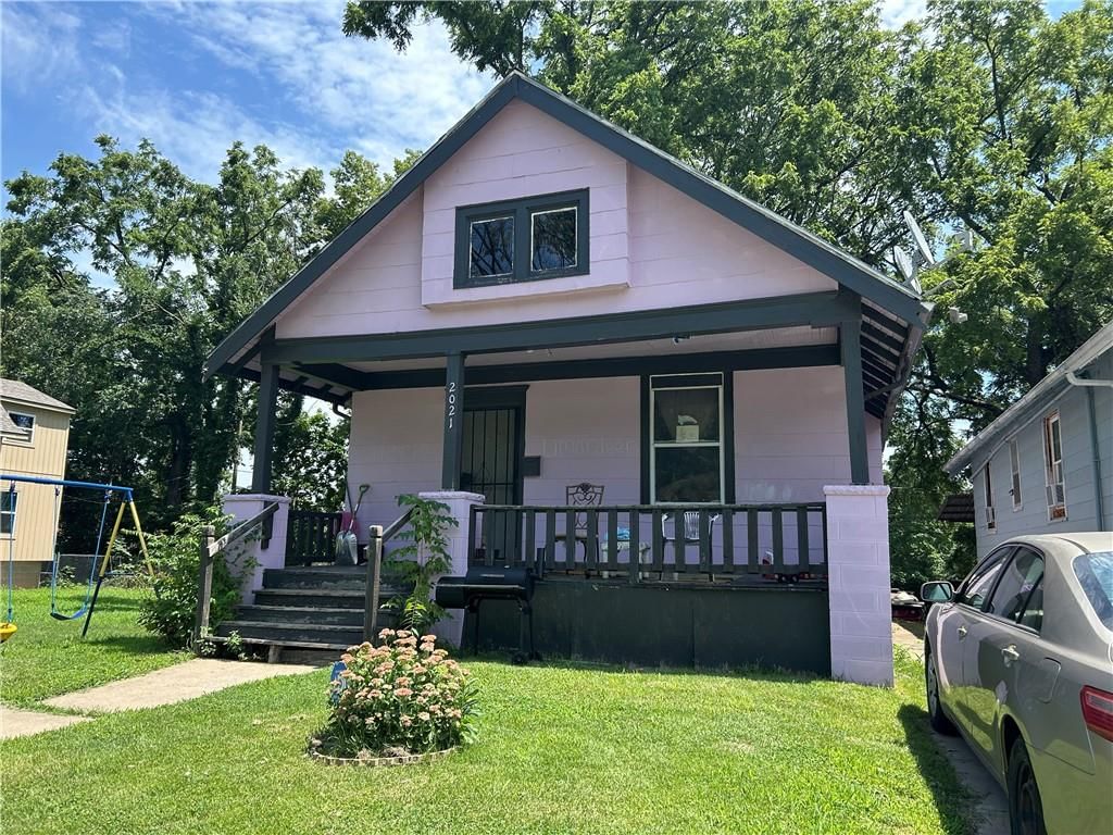 Photo 1 of 11 - 2021 Spruce Avenue