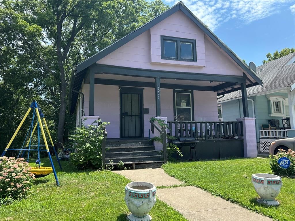 Photo 2 of 11 - 2021 Spruce Avenue