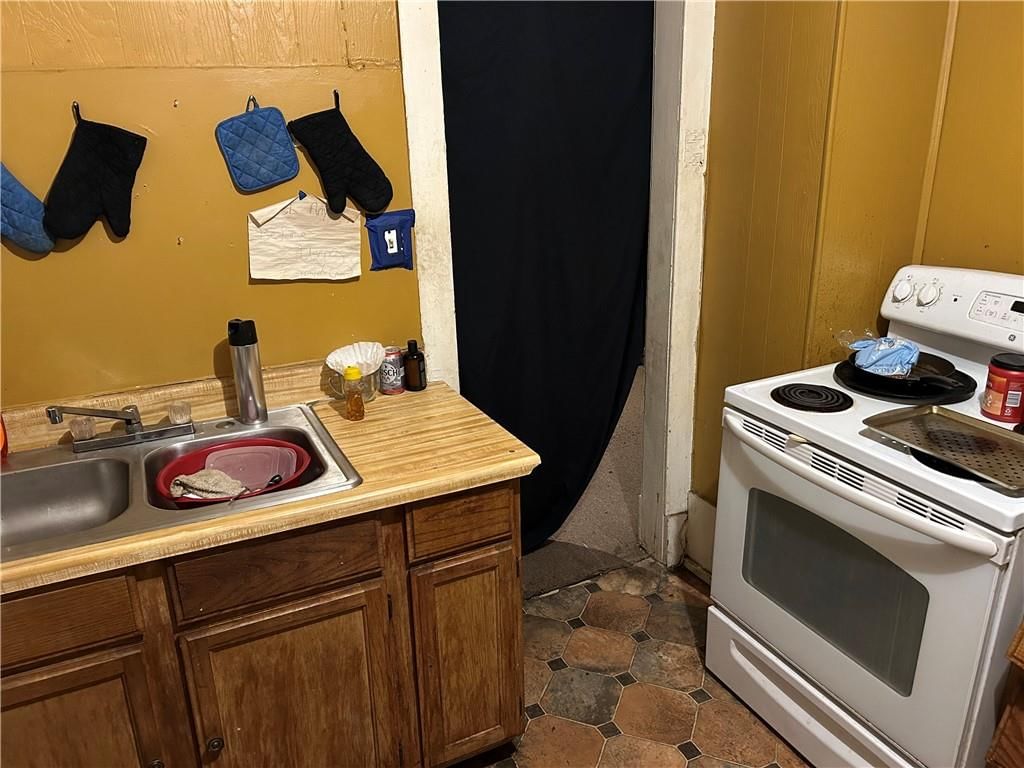 Photo 3 of 11 - 2021 Spruce Avenue