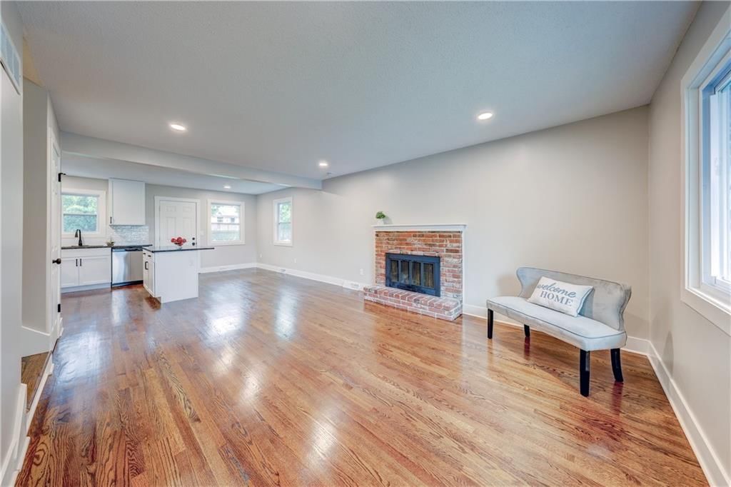Photo 7 of 22 - 1413 E Ridgeway Drive
