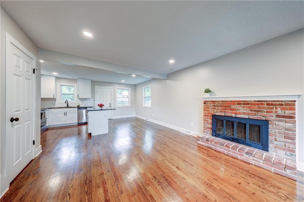 Photo 8 of 22 - 1413 E Ridgeway Drive
