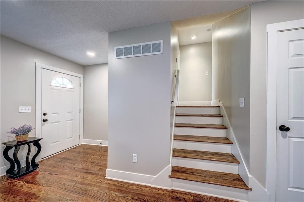 Photo 9 of 22 - 1413 E Ridgeway Drive