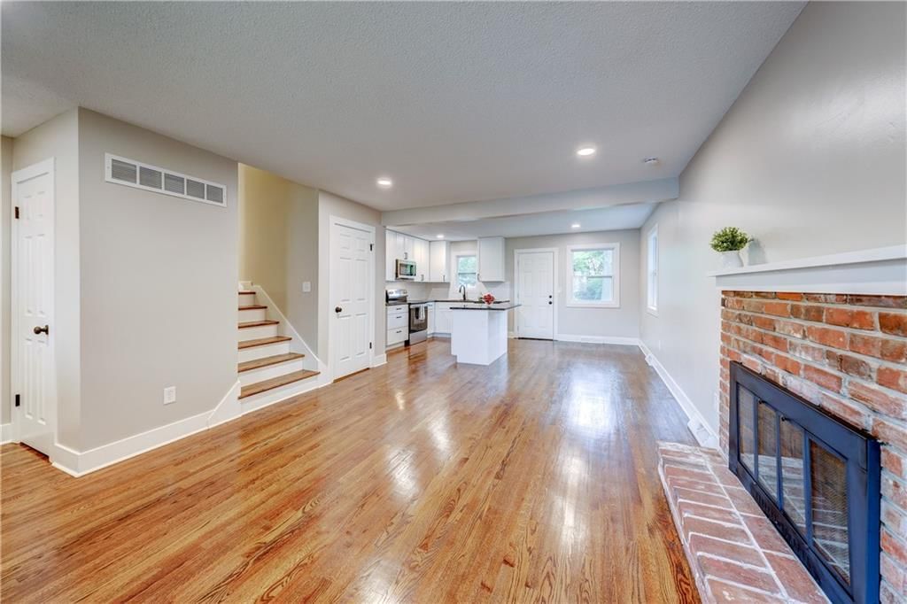 Photo 10 of 22 - 1413 E Ridgeway Drive