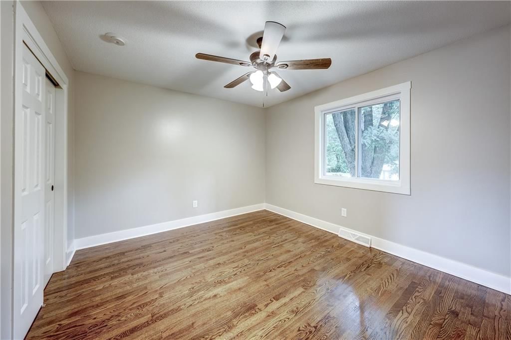 Photo 12 of 22 - 1413 E Ridgeway Drive