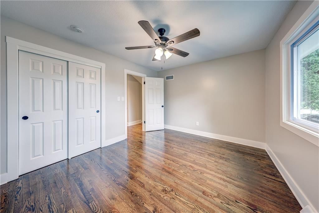 Photo 14 of 22 - 1413 E Ridgeway Drive