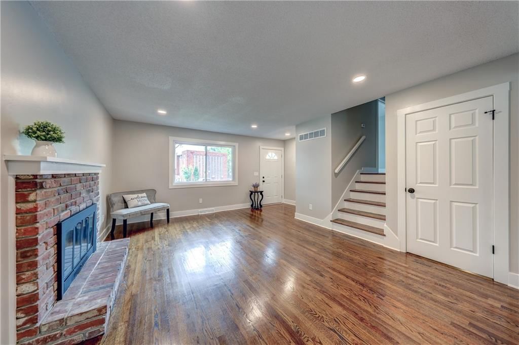 Photo 16 of 22 - 1413 E Ridgeway Drive