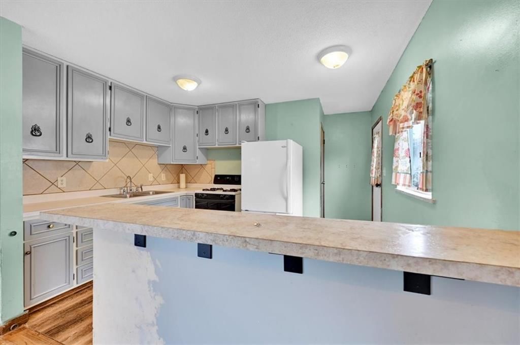 Photo 8 of 23 - 426 N 83rd Place