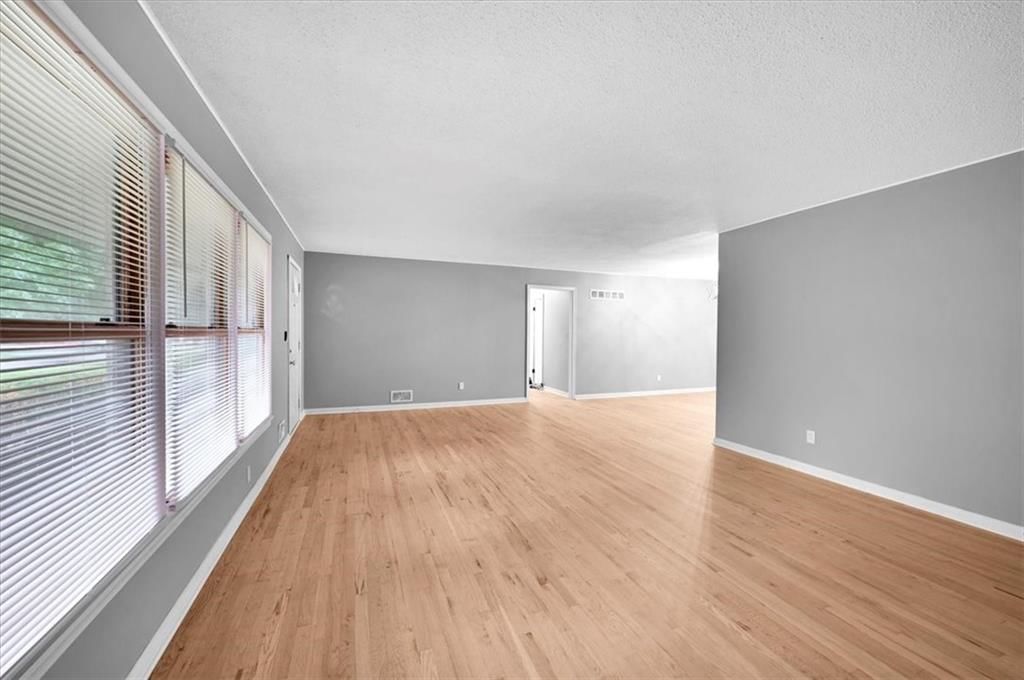 Photo 6 of 23 - 5404 Hedges Avenue