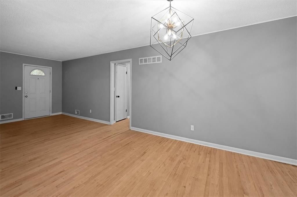 Photo 8 of 23 - 5404 Hedges Avenue