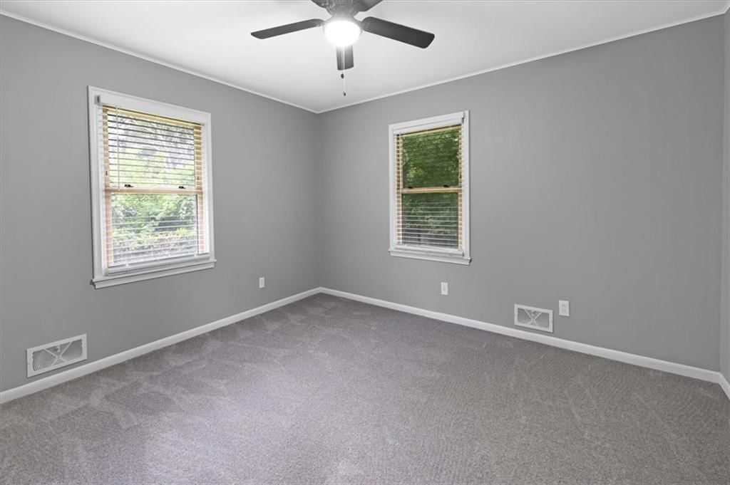 Photo 11 of 23 - 5404 Hedges Avenue