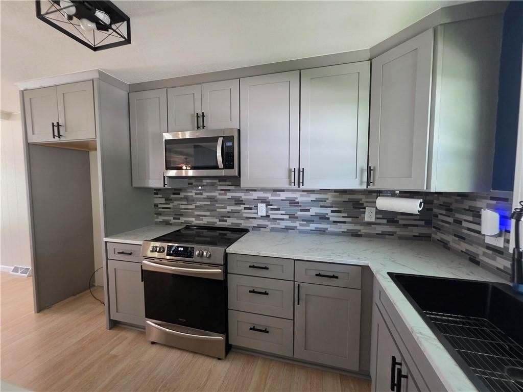Photo 9 of 33 - 303 HARDESTY Street