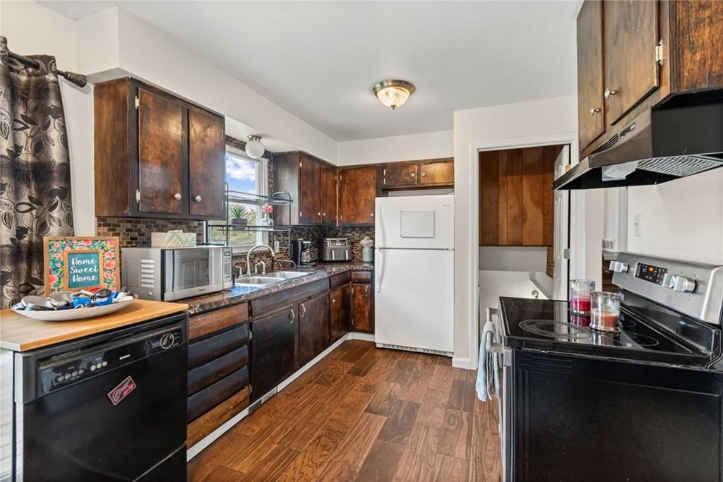 Photo 9 of 36 - 3301 N Delaware Street