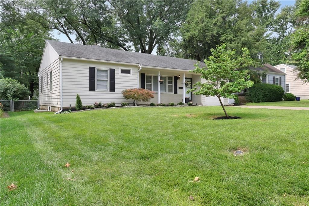 Photo 2 of 27 - 2225 W 74th Street