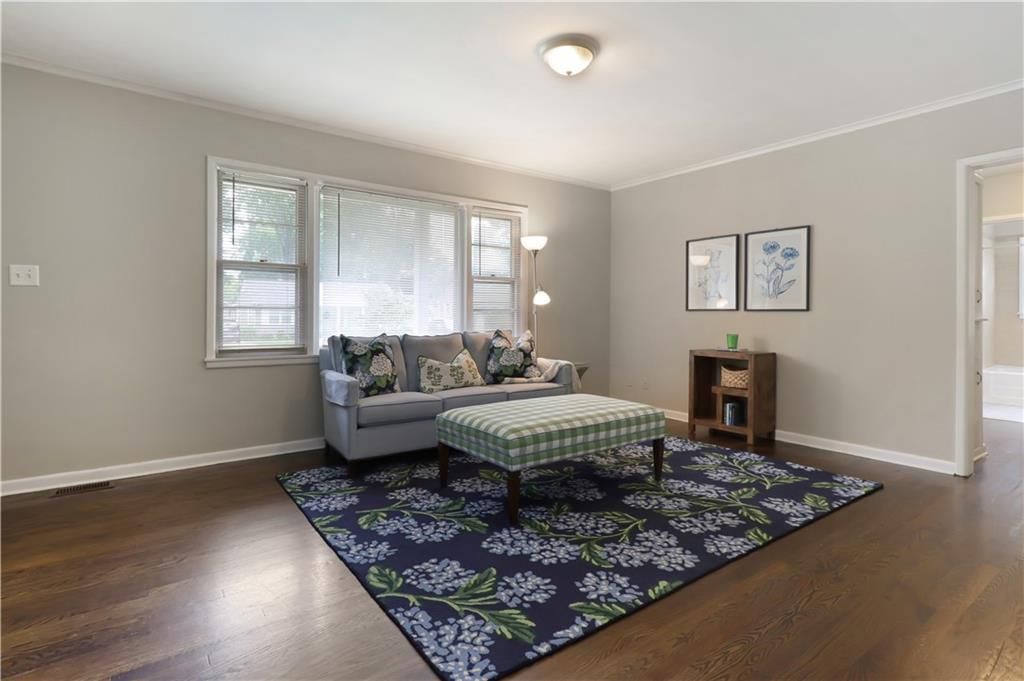 Photo 4 of 27 - 2225 W 74th Street