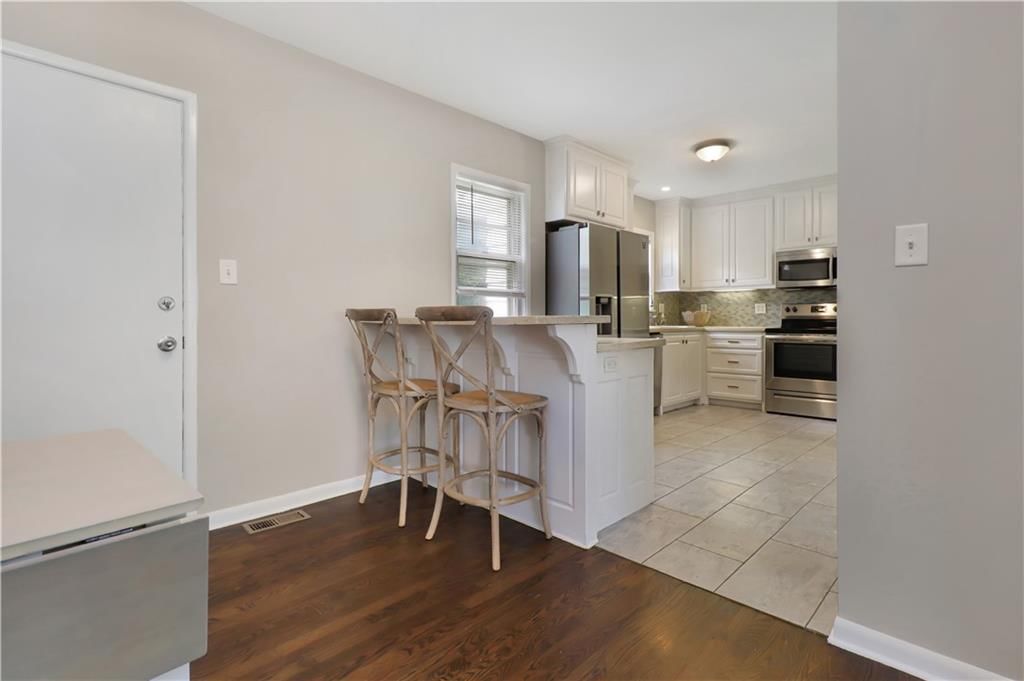 Photo 9 of 27 - 2225 W 74th Street