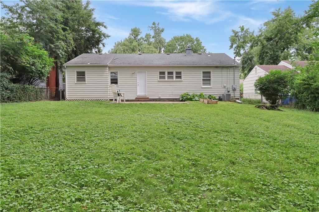 Photo 25 of 27 - 2225 W 74th Street