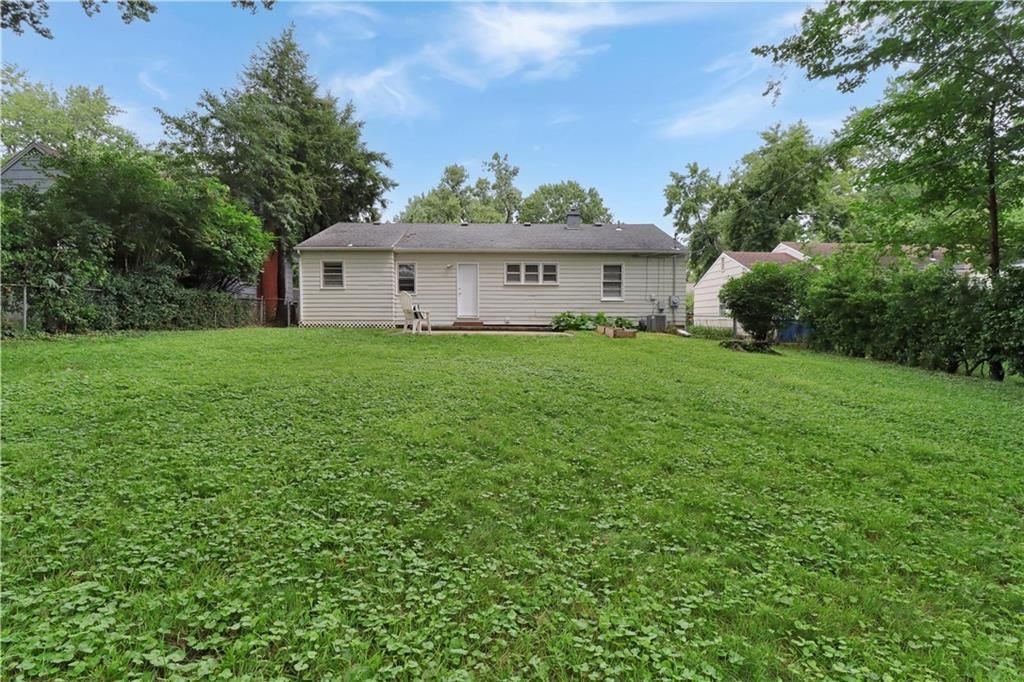 Photo 26 of 27 - 2225 W 74th Street