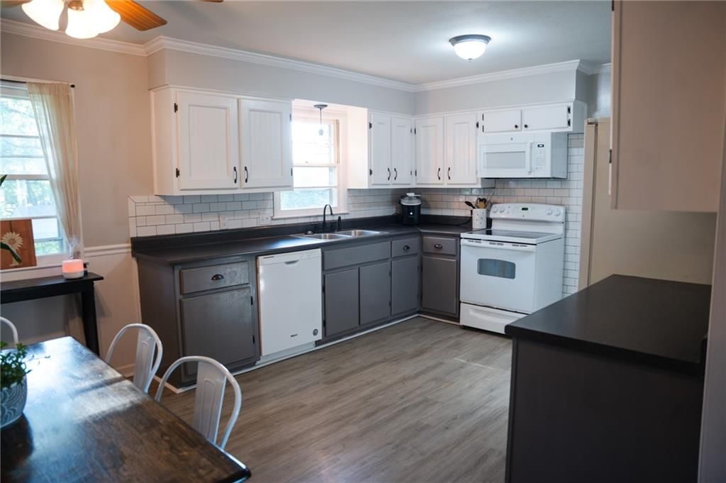 Photo 5 of 19 - 604 N Lake Avenue