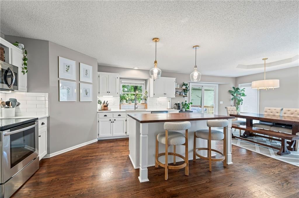 Photo 7 of 33 - 7807 N Adrian Avenue