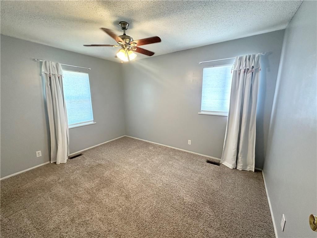 Photo 18 of 43 - 5406 Cypress Avenue