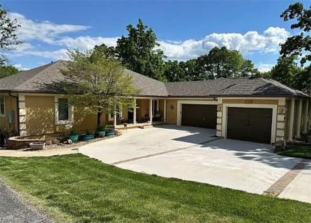 328 N Winnebago Drive, Lake Winnebago, MO