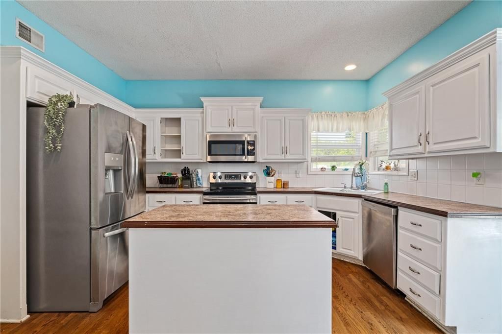 Photo 20 of 44 - 18321 Spruce Street