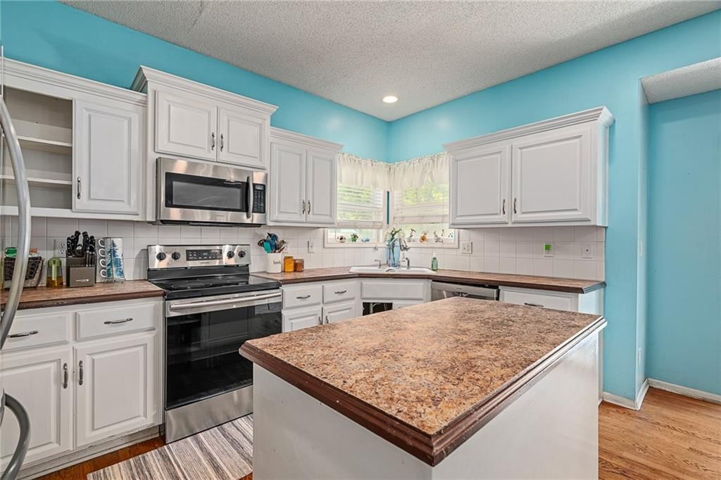 Photo 21 of 44 - 18321 Spruce Street