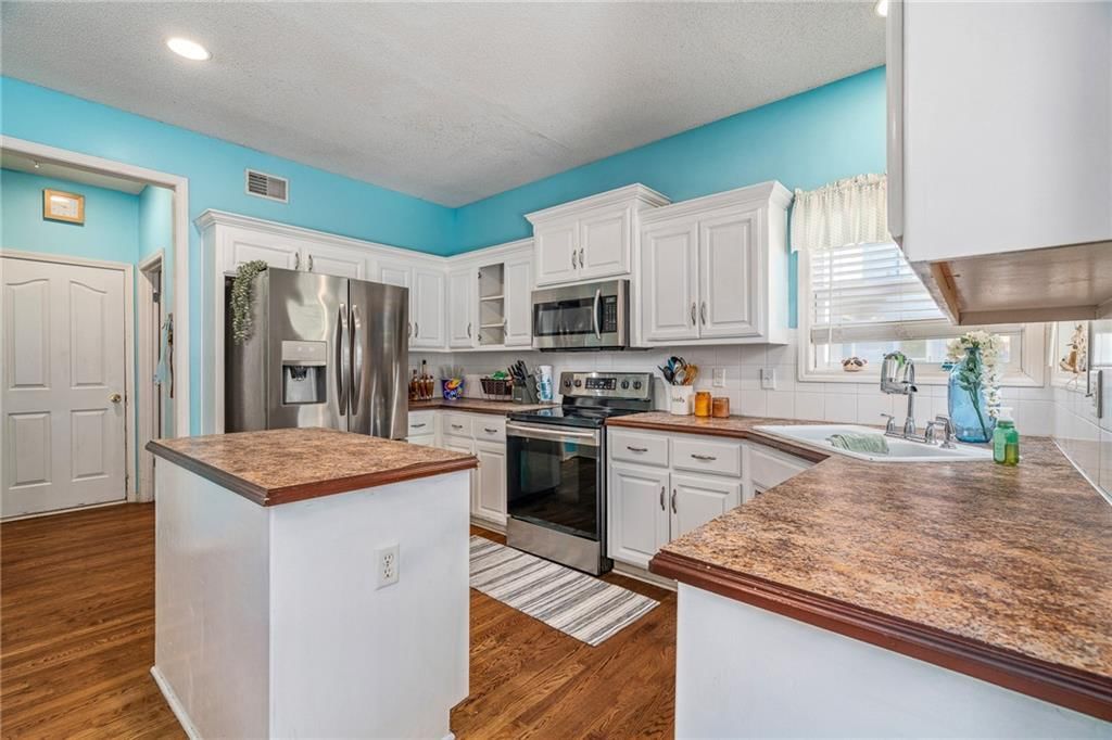 Photo 22 of 44 - 18321 Spruce Street