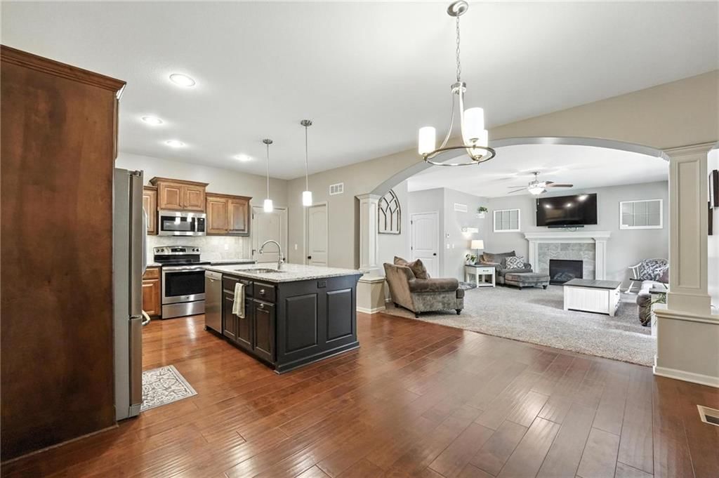 Photo 7 of 32 - 817 Highbush Place