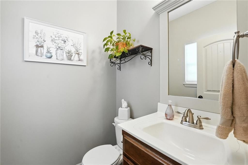 Photo 8 of 32 - 817 Highbush Place