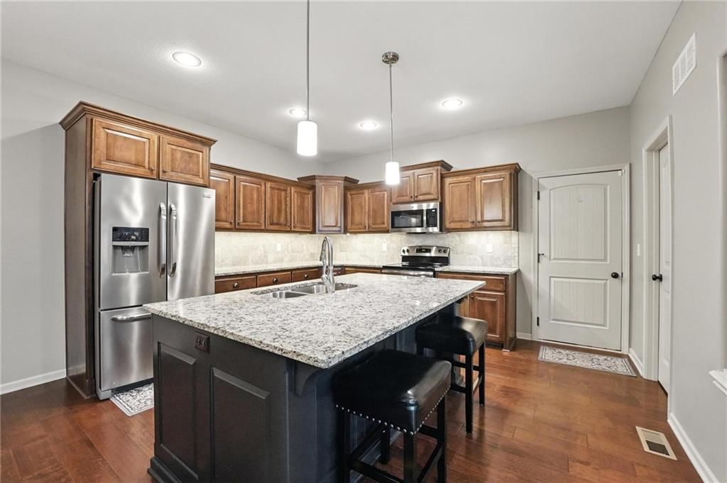 Photo 9 of 32 - 817 Highbush Place