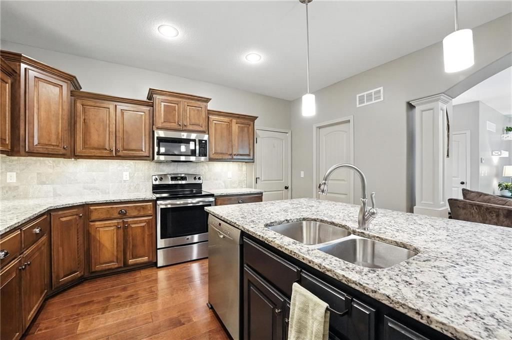 Photo 10 of 32 - 817 Highbush Place
